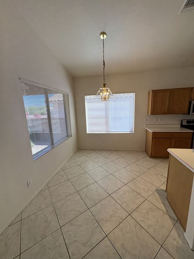 Building Photo - Great eastside location pet friendly