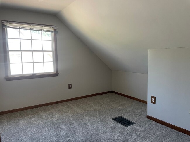 Building Photo - Charming Bungalow Available - Walk To Sout...