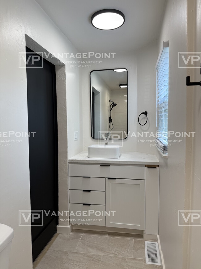 Building Photo - 1335 Dousman St