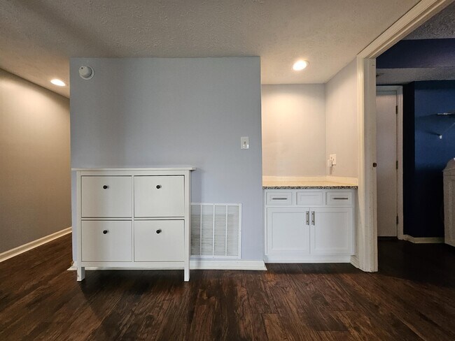 Building Photo - 7645 Bayridge Dr