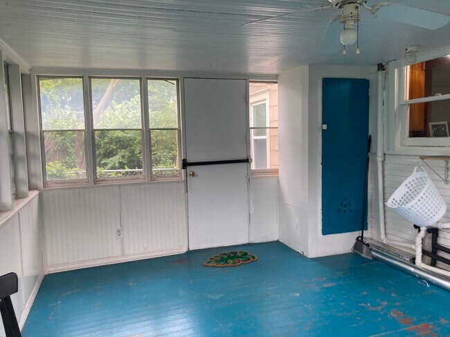 Building Photo - 1123 S Lewis Pl