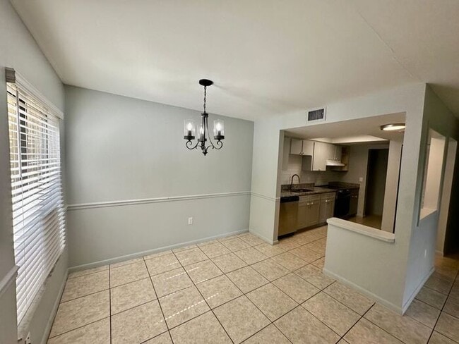 Building Photo - Spacious 2 bedroom on the first level