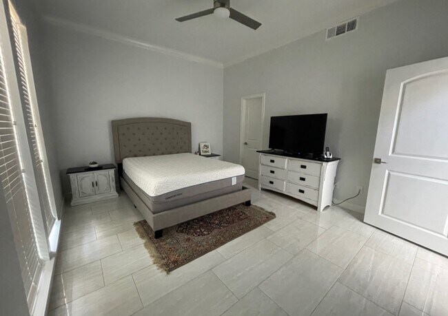 Building Photo - 6000 Sugar Hill Dr