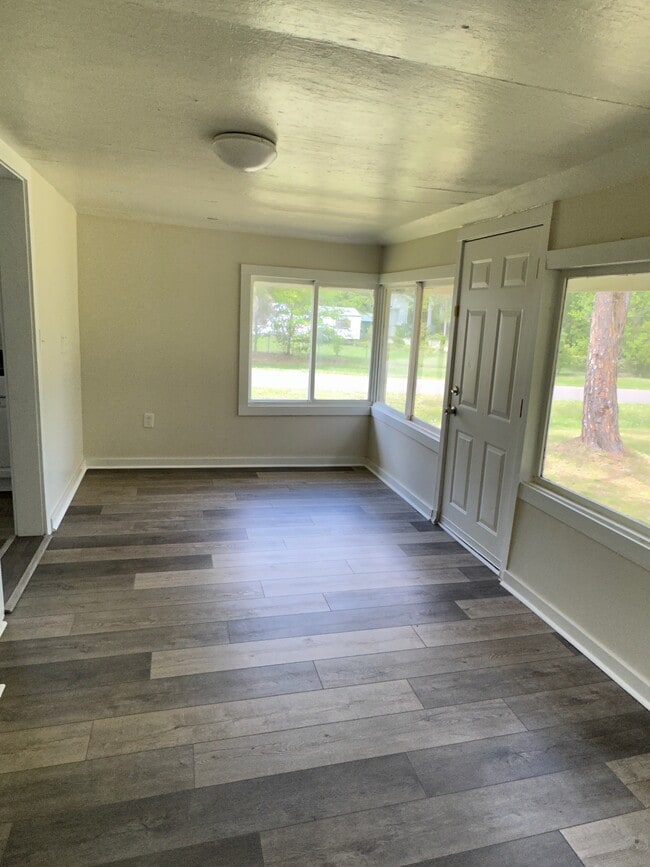 Building Photo - House in the town limits of Hilliard. Fres...