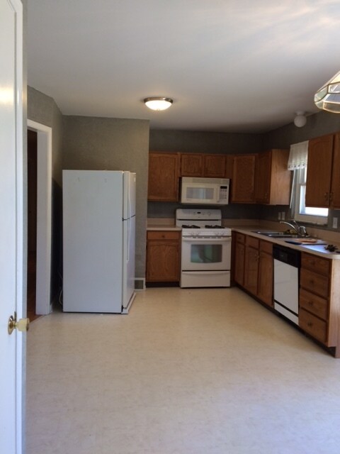 Building Photo - LOCATION, LOCATION, 3 BEDROOM HOUSE FOR LE...