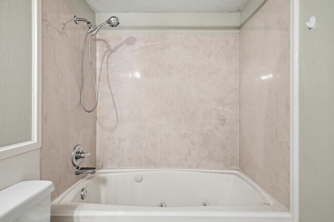 Building Photo - Charming 2 Bedroom with community pool!