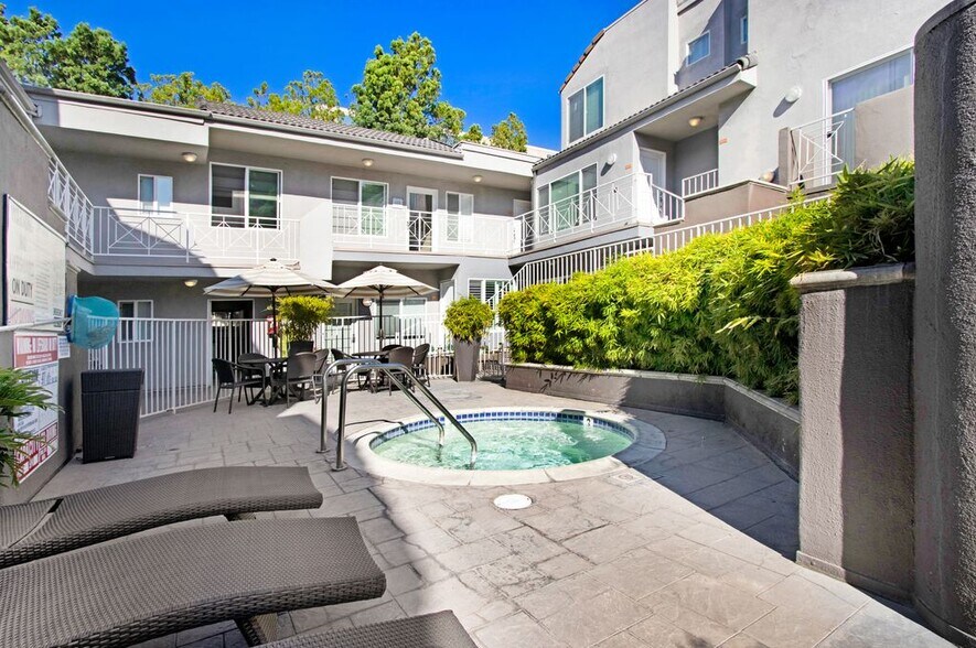 Building Photo - 355 N Maple St