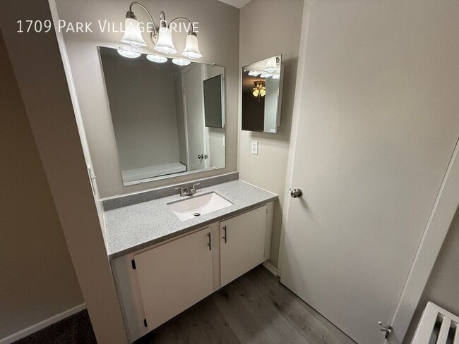 Building Photo - 1709 Park Village Dr