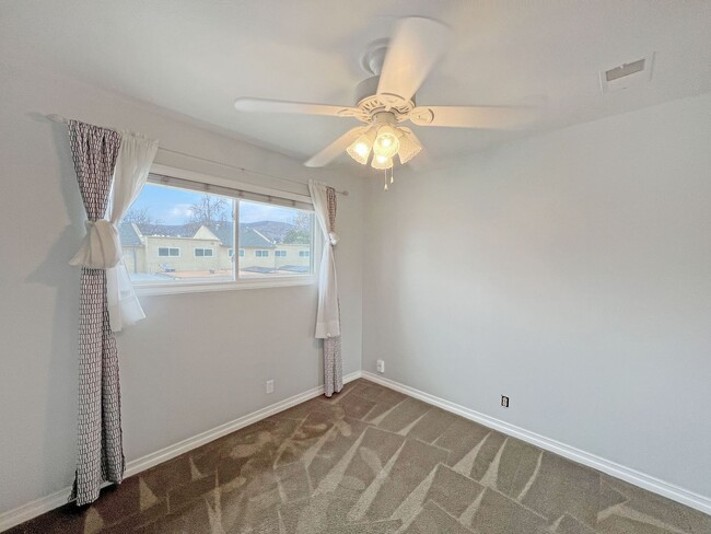 Building Photo - Beautiful 3 Bedroom/1.5 Bathroom townhouse...