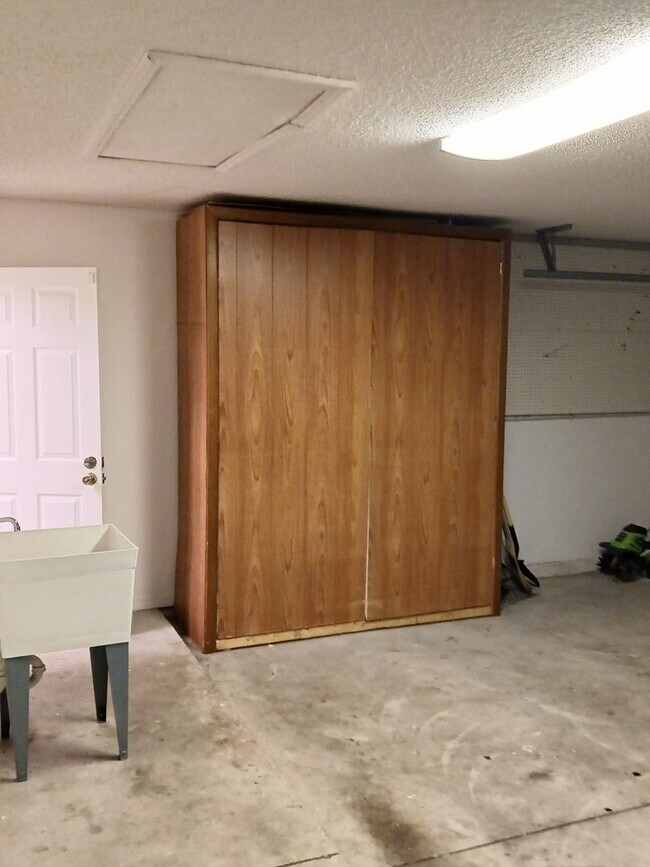 Building Photo - Home For Rent