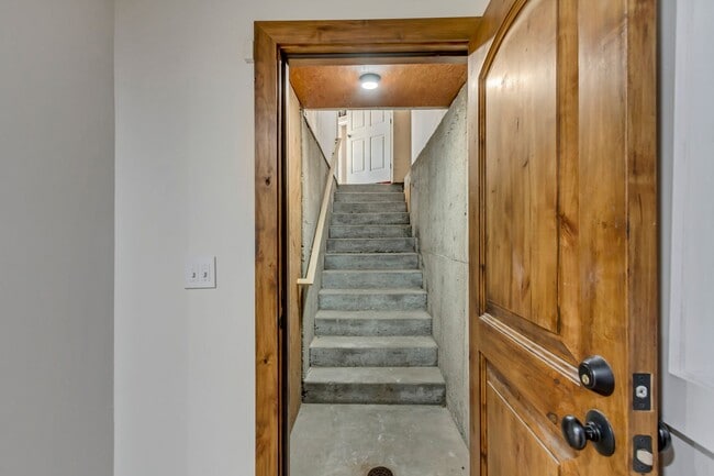 Building Photo - Beautiful 5-Bedroom Home in Sandy!