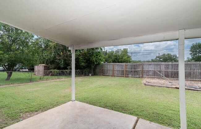 Building Photo - 1515 Glenmeadows Dr