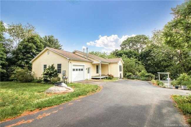 Primary Photo - 2-Bed Single Family in New London!