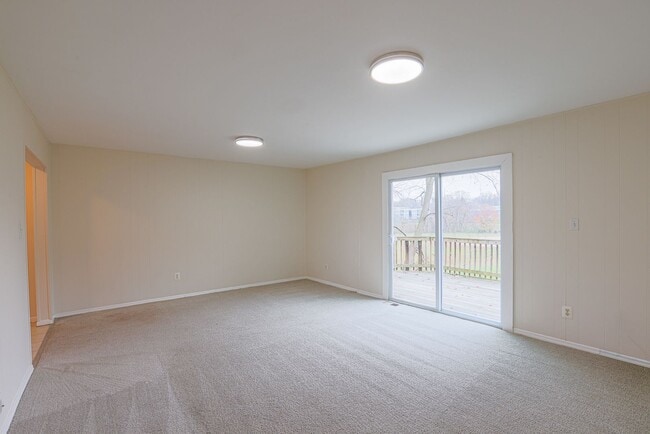 Building Photo - Spacious 3bdrm 1bath Home in Quiet Community