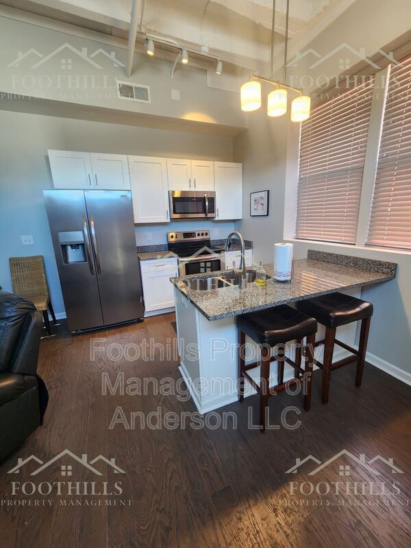 Building Photo - 216 N Main St