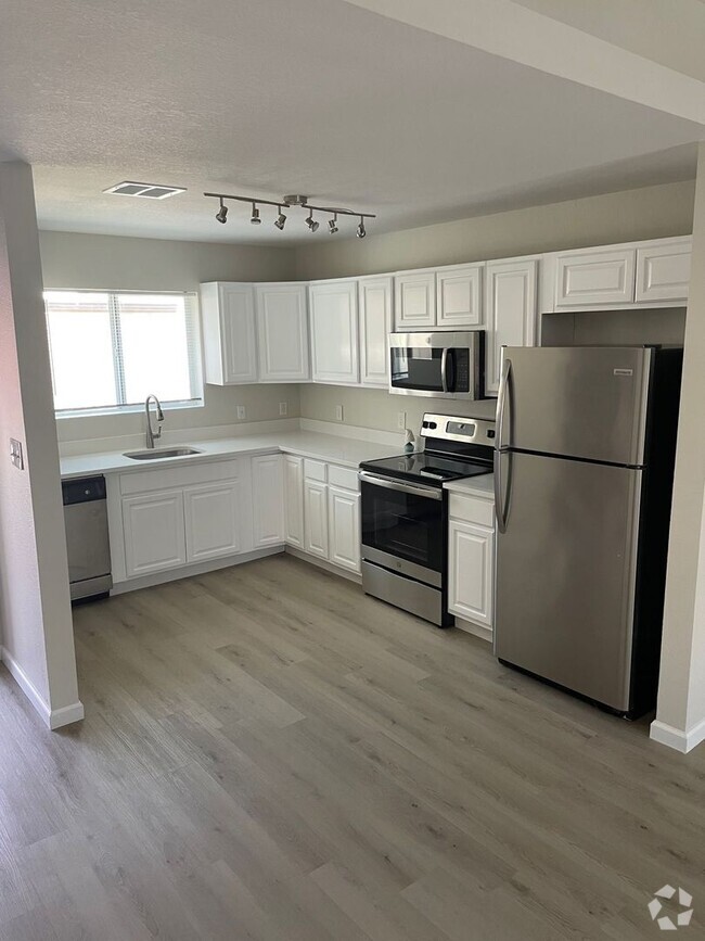 Building Photo - Newly Remodeled! 2 Bed 2 Bath Town-home in...