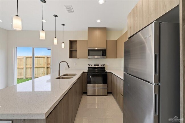 Building Photo - 10 Violet Ave W