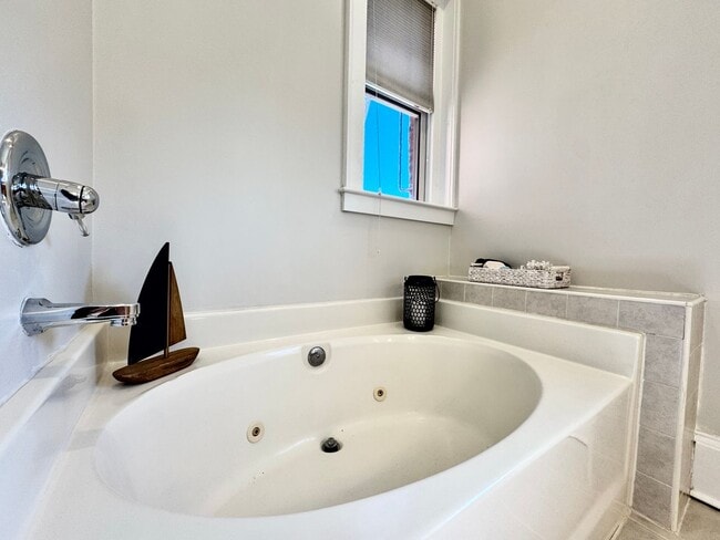 Building Photo - Amazing Garden-Style Condo Available NOW! ...