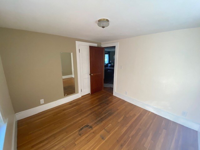 Building Photo - 623 Middle Rd