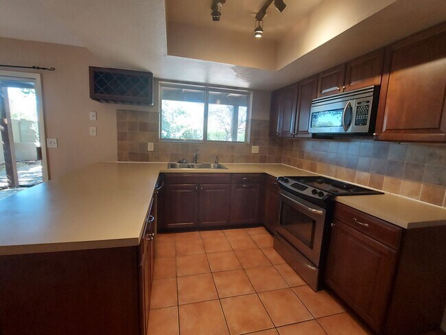 Building Photo - Spacious House