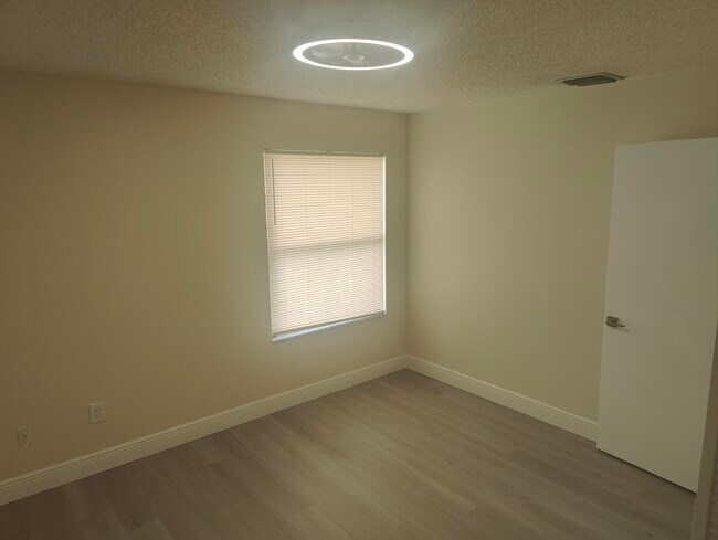 Building Photo - 302 Lakeview Dr E