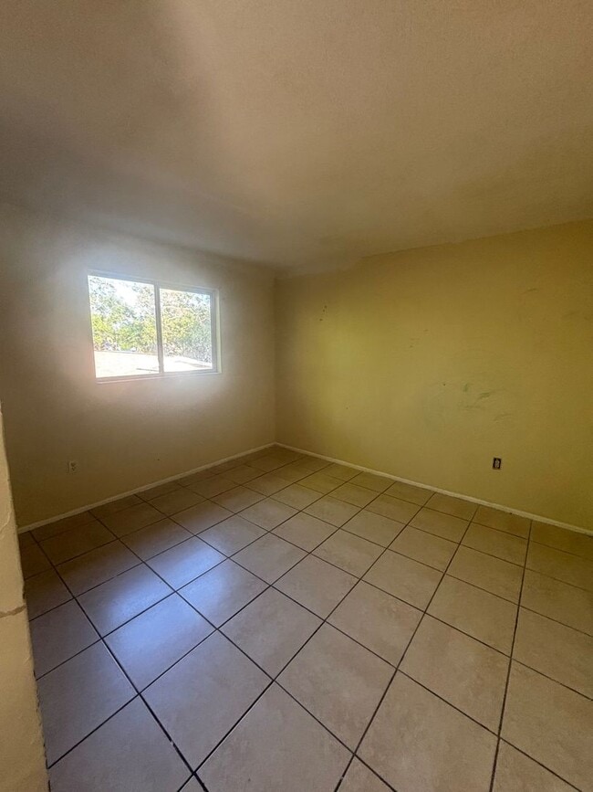 Building Photo - 929 33rd Ave W