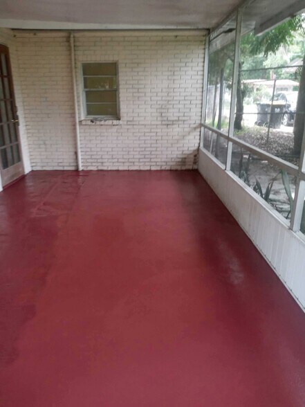 Large private Patio screened in - 926 30th St NW