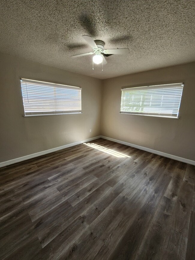 Building Photo - 2 bed 1 bath home, 1 car garage