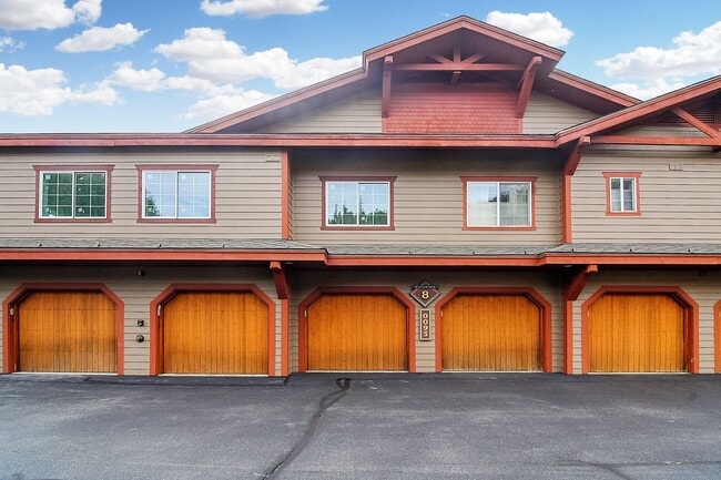 Building Photo - Updated 3bed/3bath! 1 car garage! Heat inc...