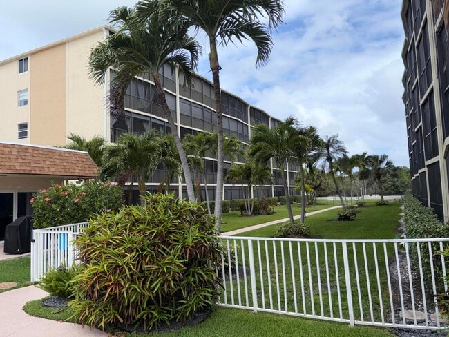 Building Photo - 740 E Ocean Ave