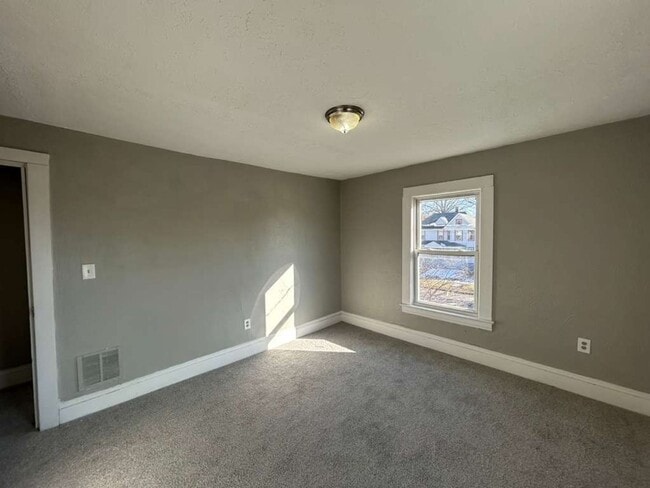 Building Photo - Charming & Move-In Ready in Lorain!