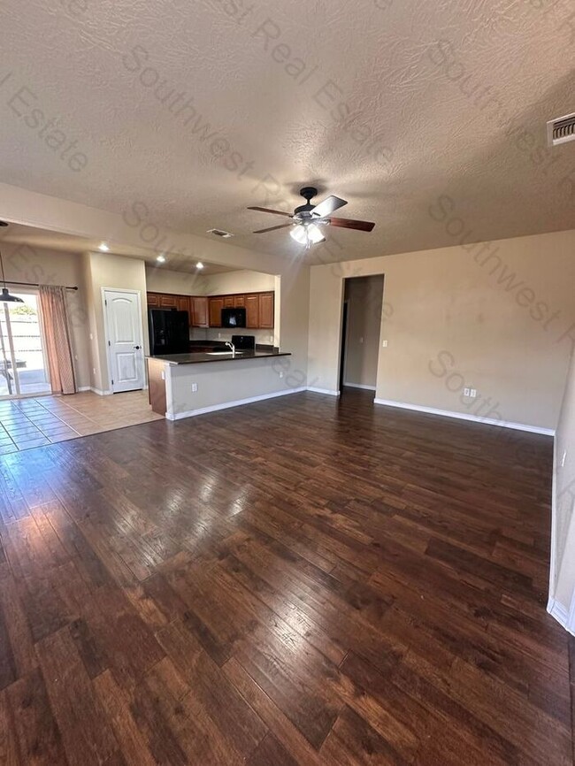 Building Photo - Beautiful 3 bedroom 2 bath