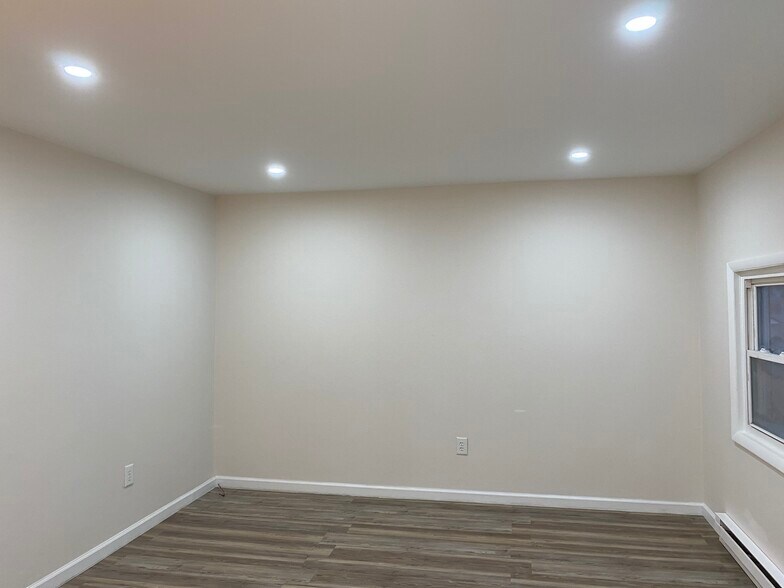 Building Photo - 107 E 10th St