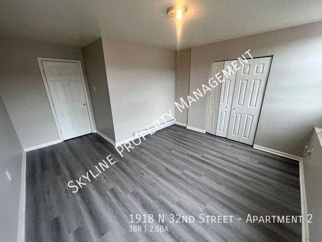 Building Photo - Newly Renovated 3 Bedroom Apartment For Re...