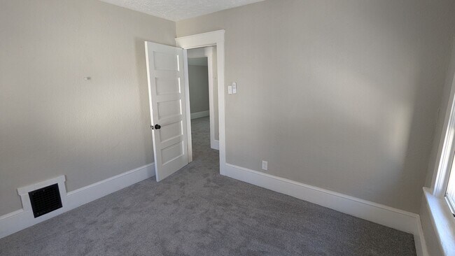 Building Photo - Welcome to this newly renovated, 3-bedroom home located in the heart of Akron