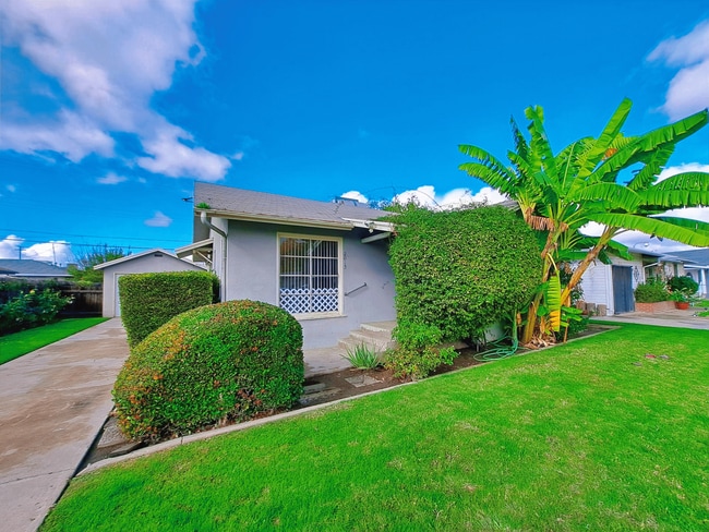 Building Photo - Single-Level 2BR Apartment with Garage in Fresno!