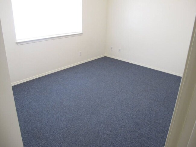 Building Photo - **Winter Special** 2 bed 1 bath duplex