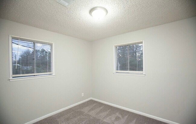 Building Photo - 715 Rose Ln