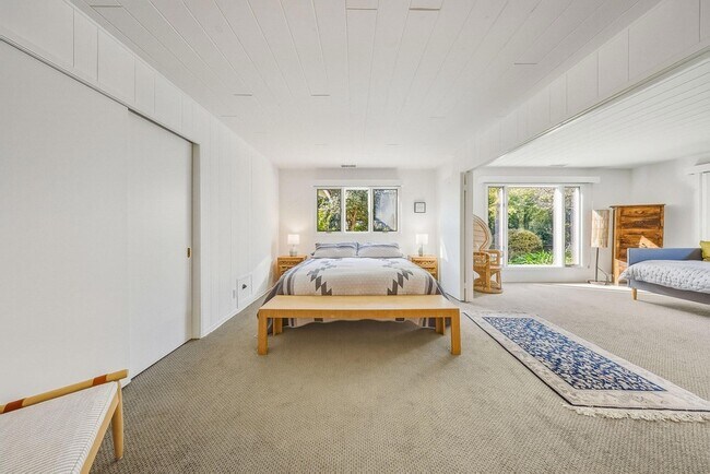 Building Photo - 724 N Refugio Rd