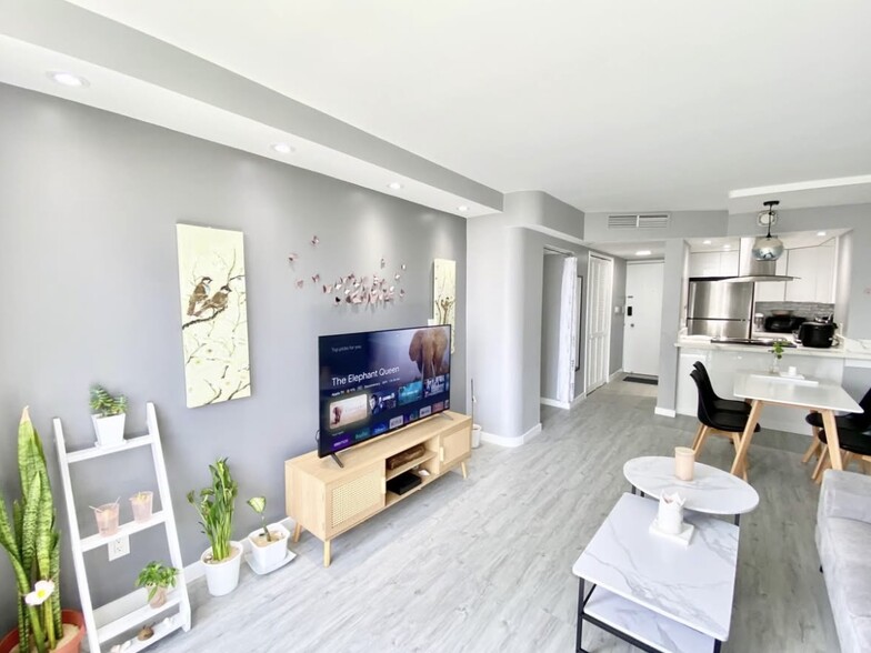 Living room - 440 Seaside Ave