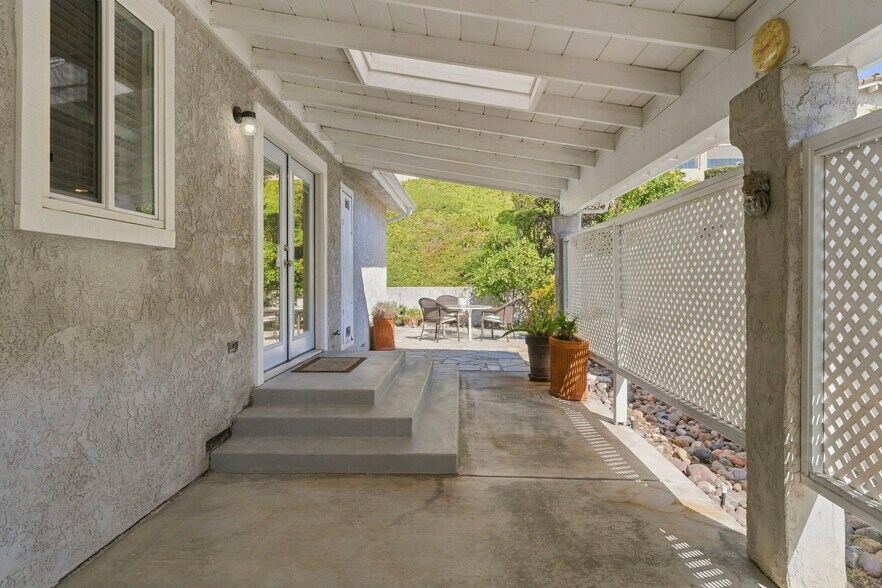 Covered Lanai - 2010 W San Marcos Blvd
