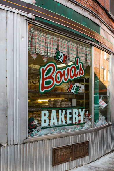 Bova Bakery, Best conoli and Italian cookies - 1 Hull St Ct