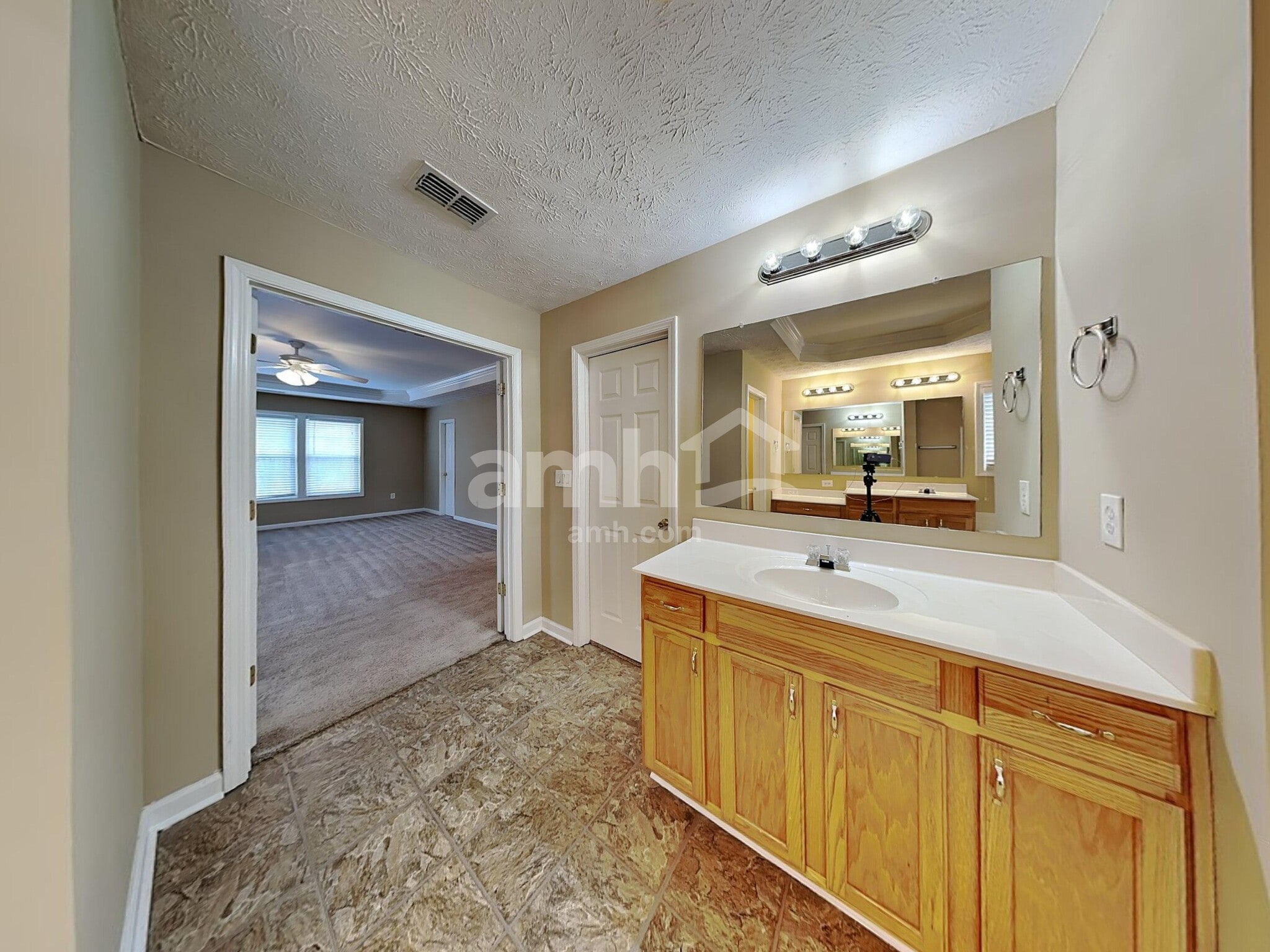 Building Photo - 520 Martin Field Dr