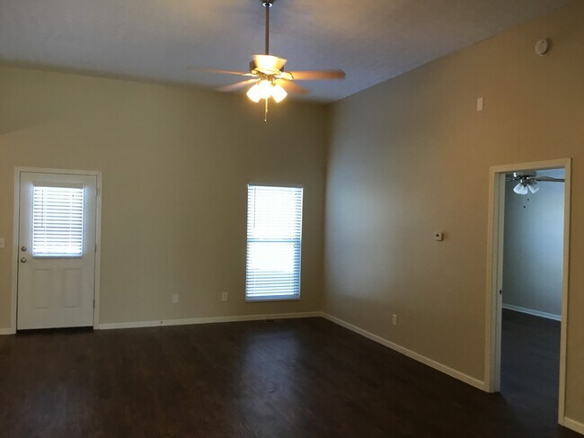 Building Photo - 8480 Amarillo Dr