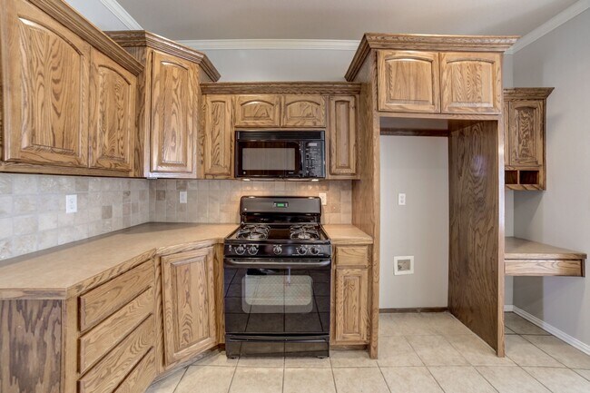 Building Photo - 5 Bed | 2.5 Baths | Broken Arrow