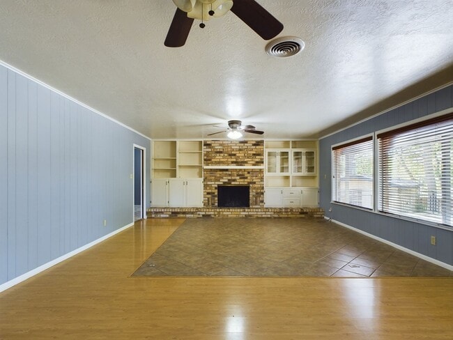Building Photo - Charming 3-Bed Oasis with Fireplace & Hard...