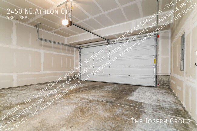 Building Photo - 2450 NE Athlon Ct