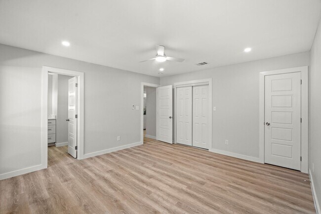 Building Photo - SW Loop 820 - 4304/4306 *Lease Up Only*