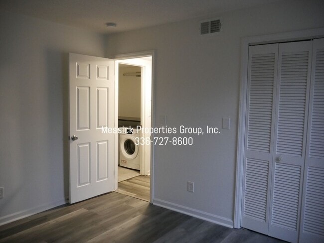 Building Photo - CEDAR COVE ON PEACE HAVEN ROAD!