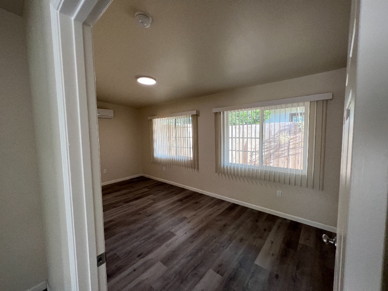 Building Photo - 934 N Van Ness Ave